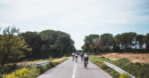 Grupo de ciclistas en un tour