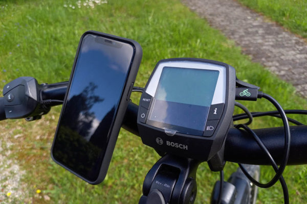 Smartphone-Lenkerhalter Vacuum Handlebar Base von Fidlock am E-Bike montiert