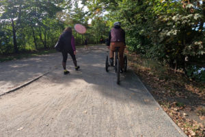 Rückansicht des E-Bikes Calderas Gravel von Sblocs während der Fahrt