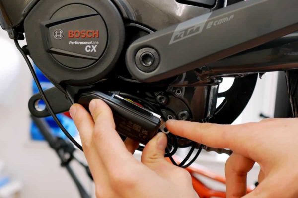 Montaje del Connectmodule de Bosch en el motor de la E-Bike