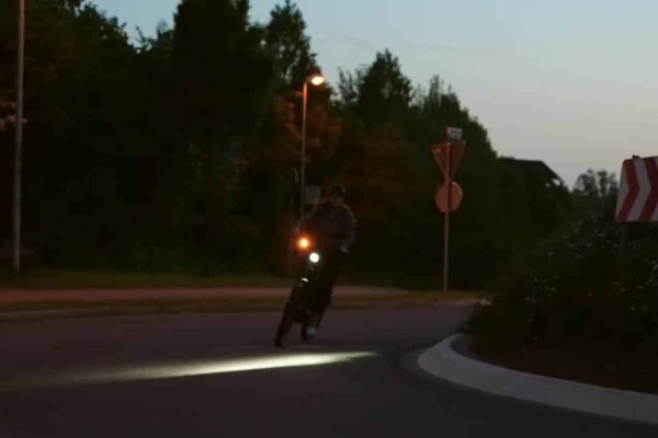 En la oscuridad, el uso en la E-Bike de una luz intermitente brinda mejor visibilidad