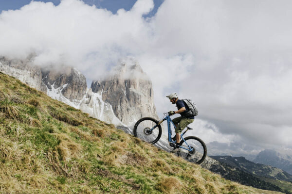 Desde el punto de vista de Bosch, el par motor de 85 Nm, la potencia máxima de hasta 600 vatios y el apoyo máximo del 340 % son adecuados para la gran mayoría de los usuarios de e-Mountainbikes. Por eso, el fabricante ha dejado intacta la capacidad de rendimiento y se ha centrado en el desarrollo de funciones adicionales en el motor.